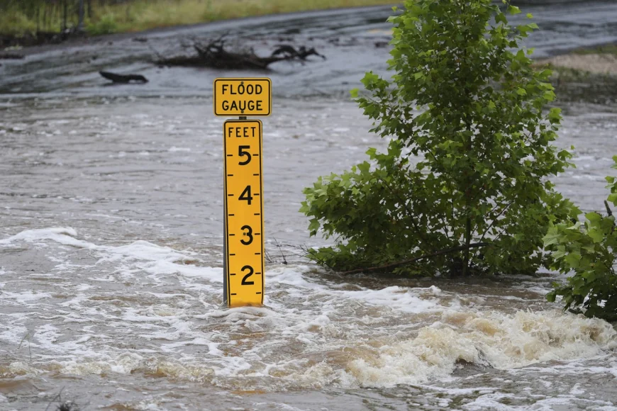 VIDEO Inundații catastrofale în Texas. Nivelul unui râu a crescut cu 7 metri în câteva ore