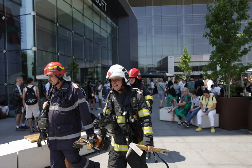 Incendiu la acoperișul mall-ului AFI Cotroceni din București. Mii de clienți au fost evacuați: o persoană a fost blocată în lift