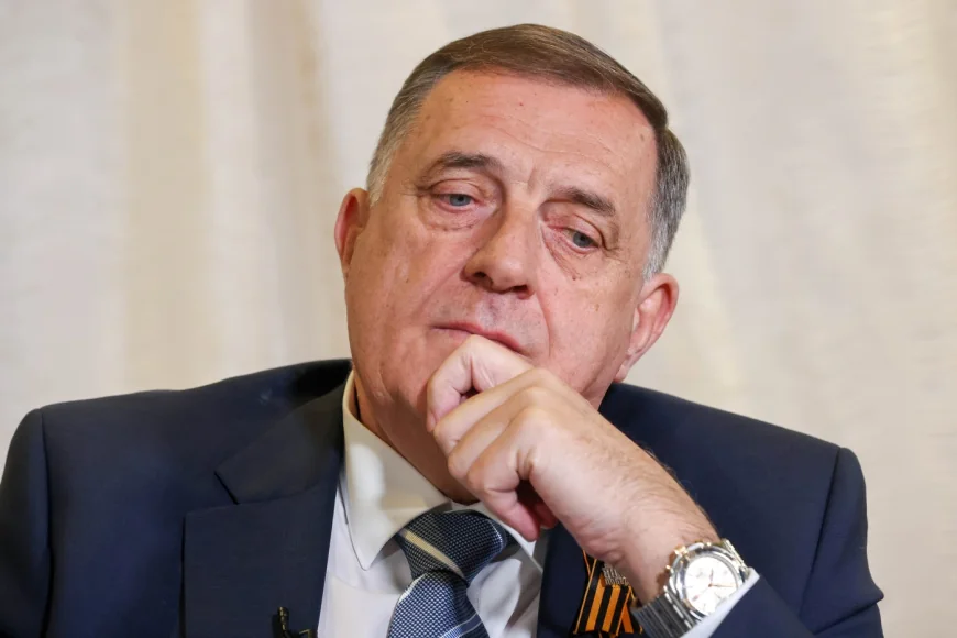 După trei luni de sfidare, liderul sârbilor din Bosnia, Milorad Dodik, s-a predat justiției. Mandatul său de arestare a fost anulat
