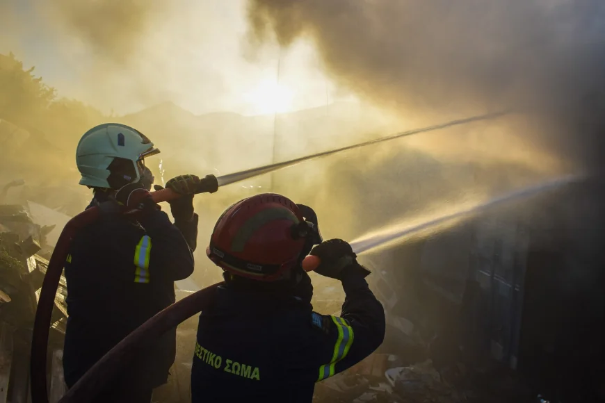 Incendiu de amploare într-una din cele mai mari insule din Grecia. Autoritățile au dispus evacuarea a două sate