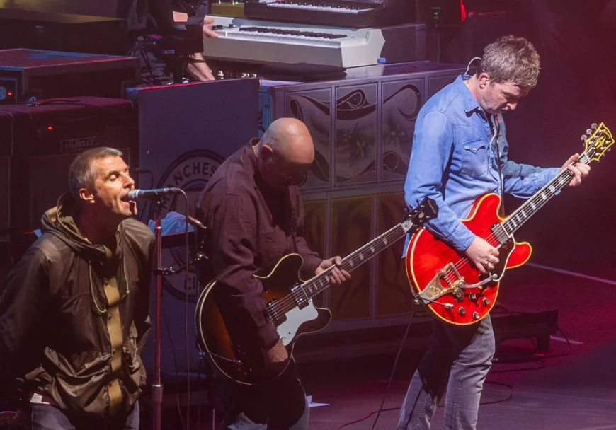 Oasis s-a reunit după mai bine de 15 ani într-un concert spectaculos la Cardiff. Fraţii Gallagher i-au adus un omagiu lui Diogo Jota – VIDEO