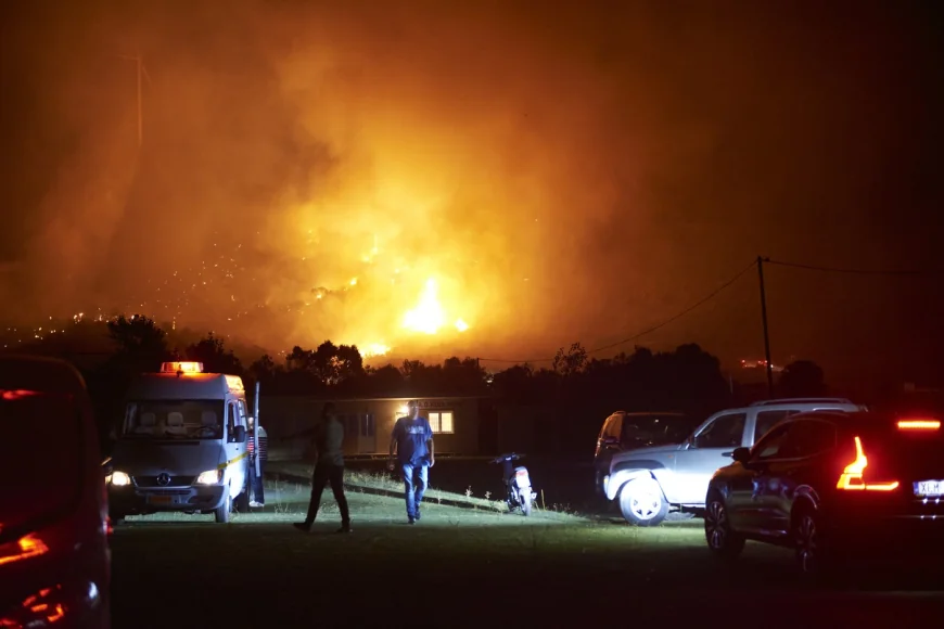 Incendii puternice de vegetație pe insula grecească Evia. Peste 1.000 de hectare pârjolite, zeci de localnici evacuați