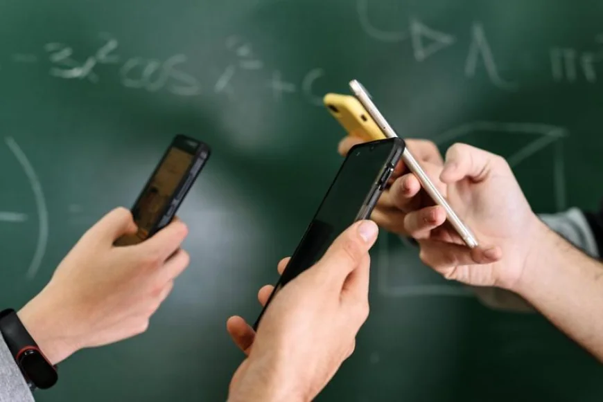 „S-a îmbunătăţit procesul de învăţare”. Concluziile trase de o țară europeană după interzicerea telefoanelor mobile în școli