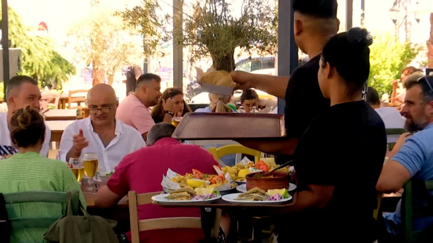 Comparaţie între preţurile la şezlonguri, mâncare şi bere la Mamaia faţă de Grecia
