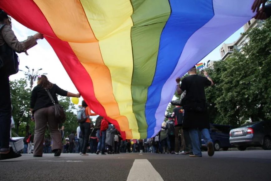 Mii de persoane au participat la marşul Pride din Iaşi. O femeie a aruncat cu agheasmă, iar un bărbat le-a strigat „aici e România, suntem ortodocşi”