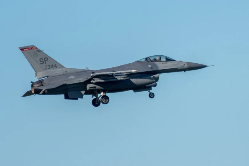 Alertă în apropierea terenului de golf al lui Donald Trump. Un F-16 a escortat un avion în afara zonei după încălcarea spaţiului aerian