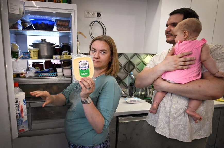 Noul stil de viață al clasei mijlocii din Rusia: Frigider chinezesc, camembert rusesc și vacanțe în Venezuela / Ce a pățit Serghei după ce a făcut accident cu mașina Kia