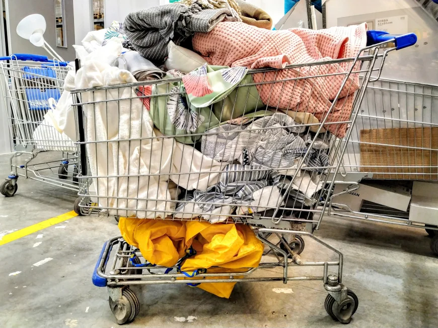 Cumpărăm deseori lucruri care nu ne trebuie, apoi le aruncăm. Kilograme de haine duce un om la gunoi într-un an. Unde putem dona textile în București