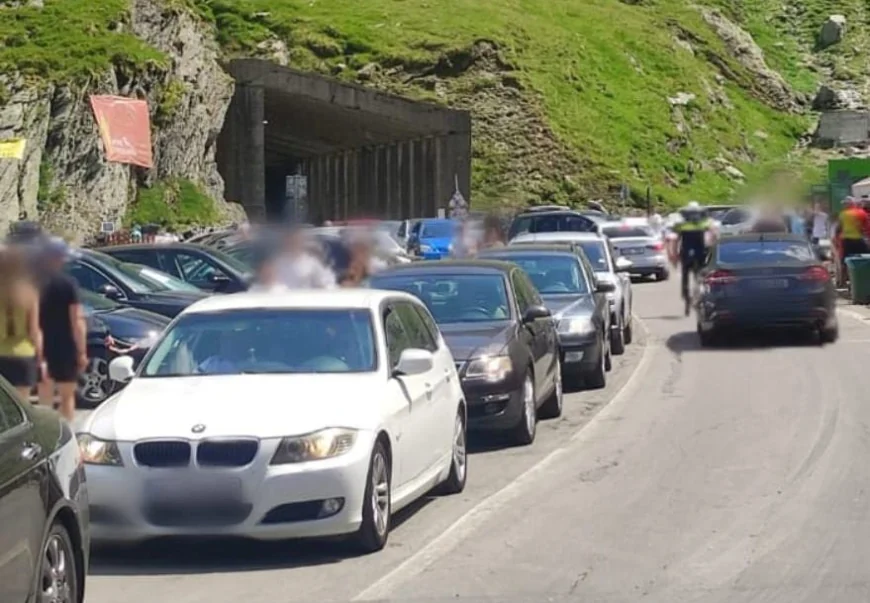 Traficul pe Transfăgărăşan, blocat de maşinile parcate pe marginea drumului