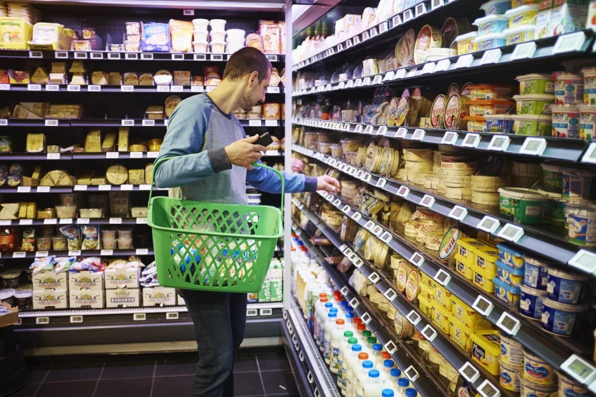 Românii țin portofelul mai strâns, așteptând scumpiri și taxe mărite. Creșterea vânzărilor din comerț dă semne de încetinire