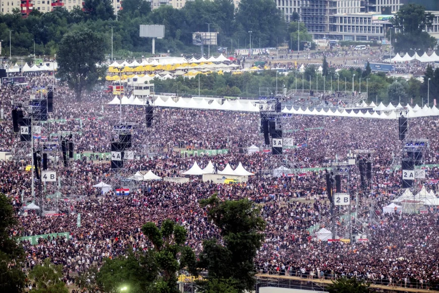 Salutul nazist, la concertul uriaș de la Zagreb al cântărețului croat de extremă dreapta Marko Perkovic, alias M.P Thompson