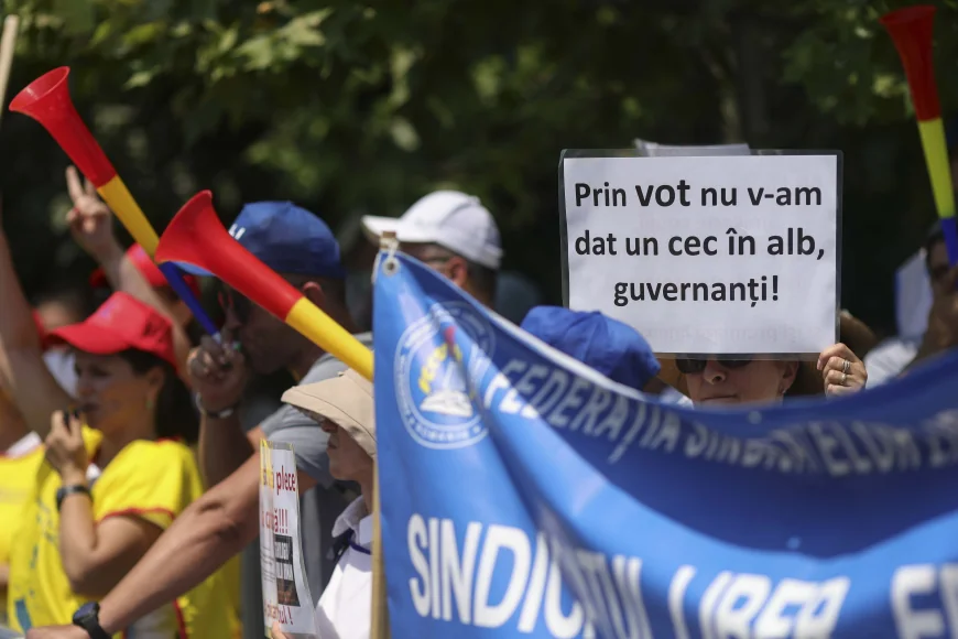 Sindicaliștii protestează la Parlament, în ziua în care Guvernul își asumă răspunderea pe majorările de taxe