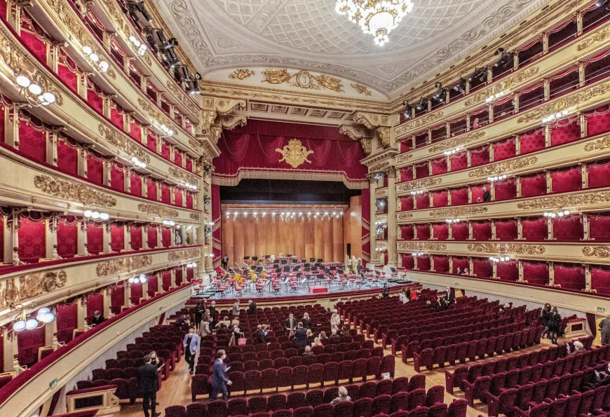 Cod vestimentar la Scala din Milano: „Pantalonii scurţi şi şlapii nu sunt permişi”. Fotografierea spectacolelor este și ea interzisă
