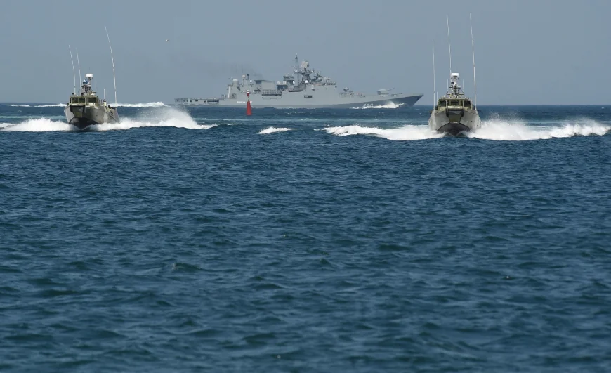 FOTO Un golf-cheie pentru flota rusă din Marea Neagră, „practic gol”. Partizanii ucraineni susțin că navele de război au fost retrase