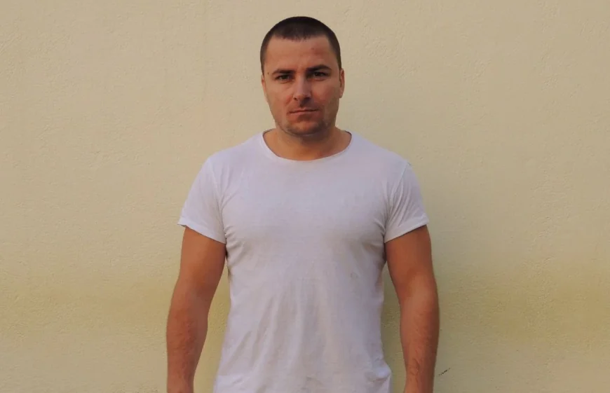 Bărbatul urmărit pentru că și-a incendiat fosta parteneră trebuia să fie încă în închisoare, dar a fost eliberat, deși penitenciarul s-a opus