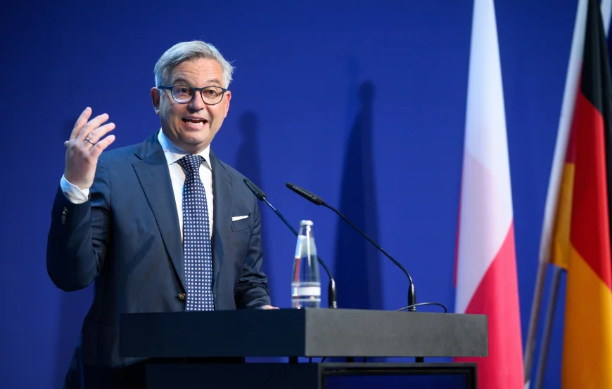 Scandal diplomatic neobișnuit: Comisar european, expulzat din Libia după o întâlnire eșuată cu un „lord al războiului” aliat cu Rusia