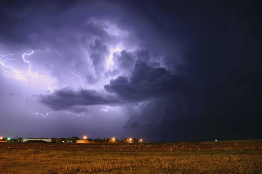 HARTĂ Meteorologii au emis noi coduri portocalii de caniculă și furtuni. Zonele afectate