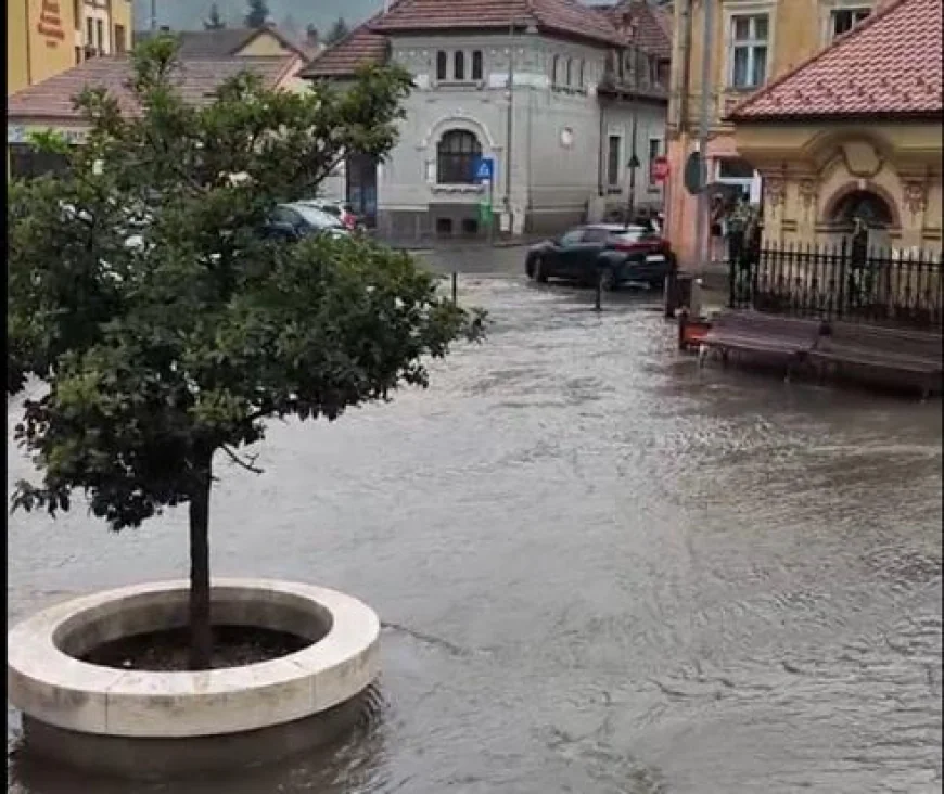 Prăpăd în Sinaia după o furtună de 15 min: DN 1 a fost blocat, traficul feroviar oprit, oraşul fără curent