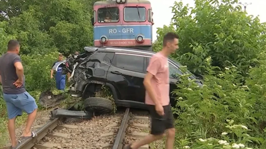 Jeep spulberat de tren, în Buzău. Maşina a fost târâtă mai bine de 100 de metri pe şine