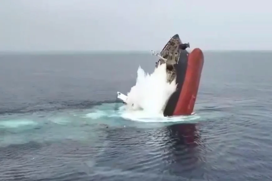 Momentul în care o navă cargo este atacată şi scufundată de rebelii Houthi în Marea Roșie. VIDEO