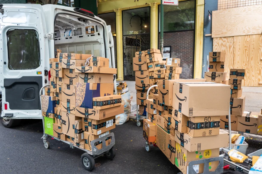 O femeie din California a primit sute de colete Amazon pe care nu le comandase: „E ca în iad”