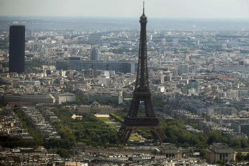 Doi bărbați, arestați după ce au sărit cu parașuta de pe vârful Turnului Eiffel