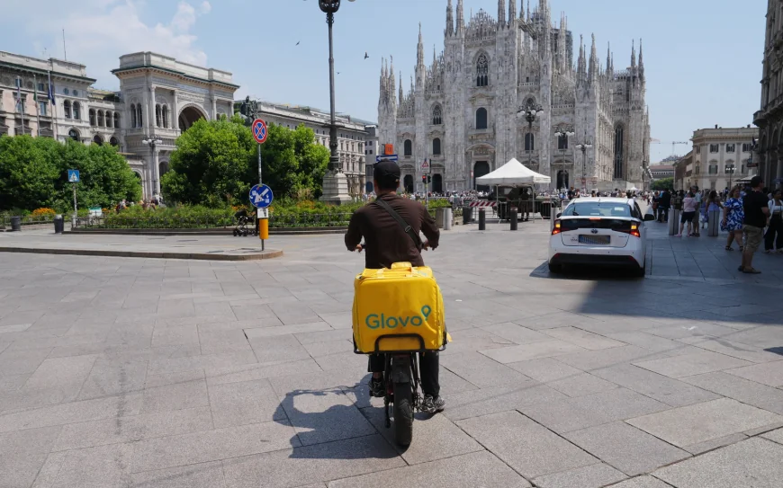 Ordin dat de justiție companiei Glovo, după suspendarea unui controversat bonus acordat livratorilor, pe fondul valului de caniculă care a cuprins Italia