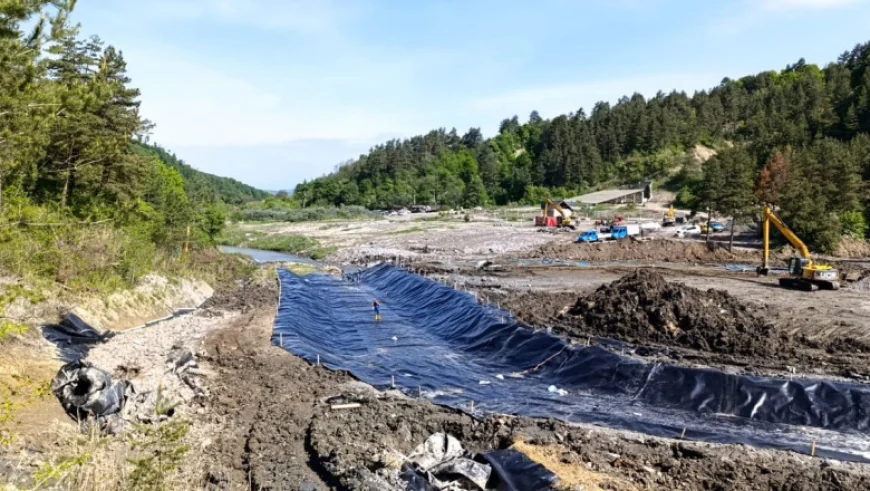 Nouă motopompe acţionează în zona Praid, pentru ca apa să nu ajungă la şantierul de deviere a pârâului Corund