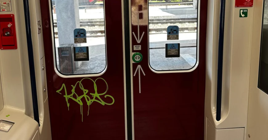 Primul tren electric nou din România, vandalizat. Ministerul Transporturilor: „Confortul depinde și de gradul de civilizație”
