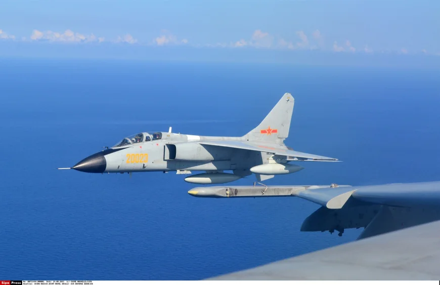 Tensiuni în aer: Un avion de vânătoare-bombardier chinez JH-7 s-a apropiat „anormal” de mult de o aeronavă japoneză de informații