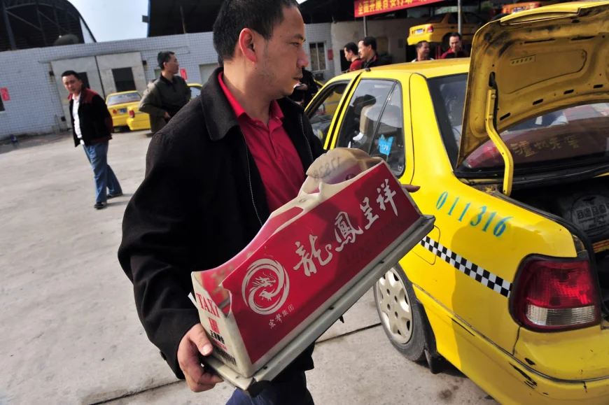 Soluție găsită în China la criza bugetară: funcționarii primesc aprobarea să își ia un al doilea loc de muncă la privat