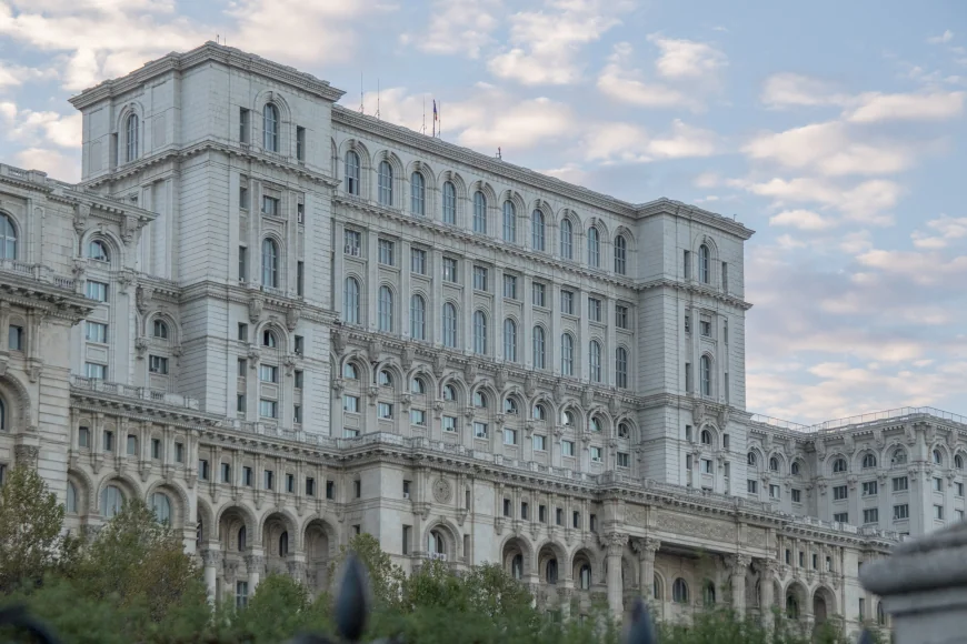 Angajații Senatului cer demontarea antenelor pe Parlament, care „generează radiații”, după ce guvernul le-a tăiat sporul de antenă