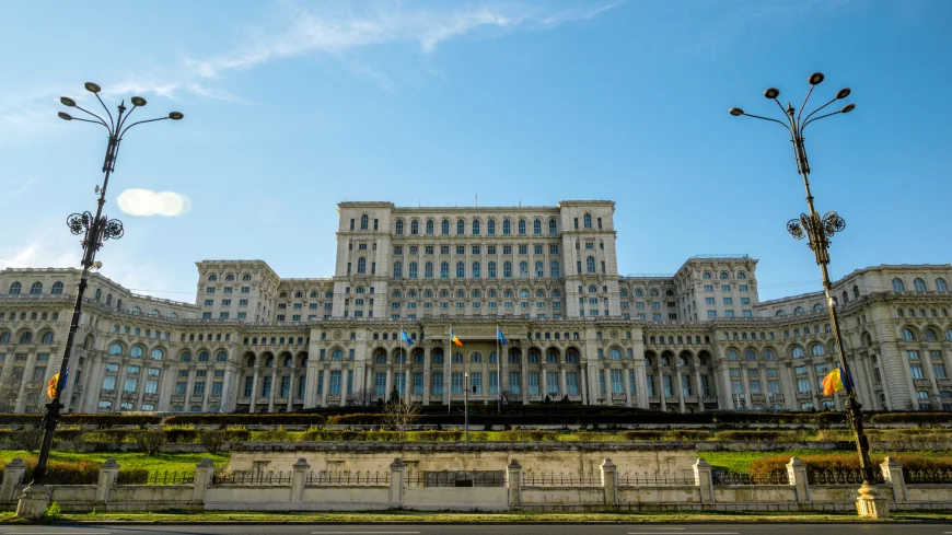 Funcționarii de la Senat cer oficial să fie date jos antenele de pe Palatul Parlamentului / „Sporul nu e un moft”
