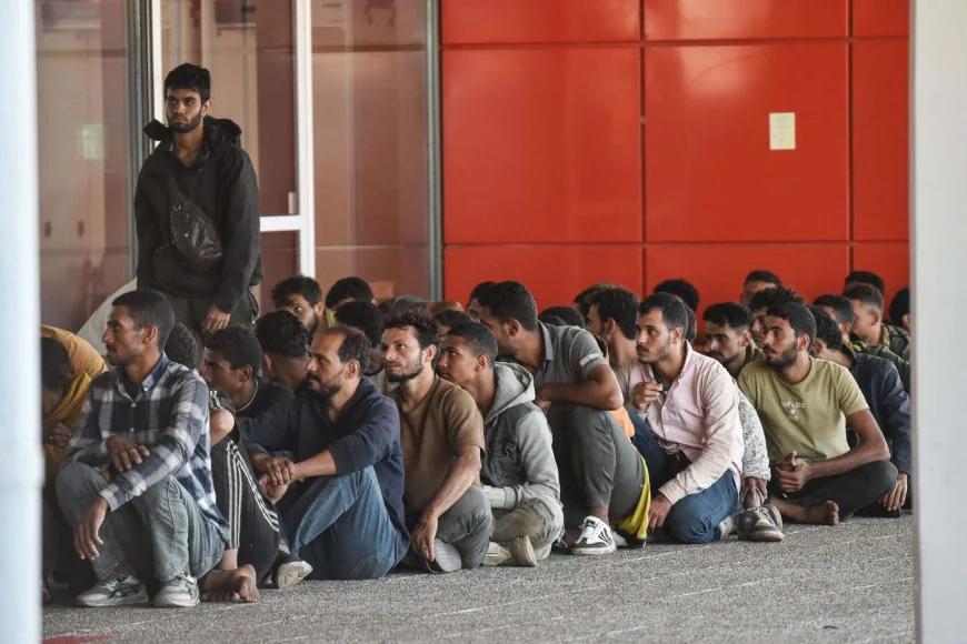 Grecia a suspendat temporar procesarea cererilor de azil ale migranților din Africa de Nord: „Nu suntem o poartă de acces deschisă tuturor” / Critici din opoziție