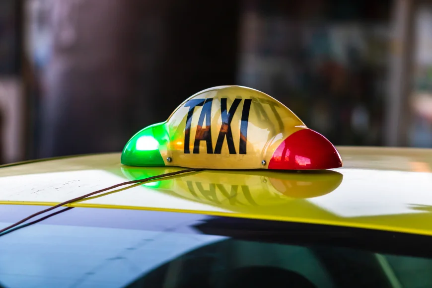 Un taximetrist a fost înjunghiat de către un client când și-a cerut banii, la finalul cursei. Atacatorul a fost reținut de poliție