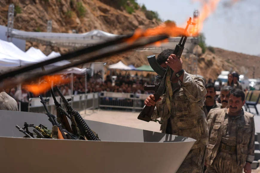 Combatanții kurzi ai PKK au început dezarmarea și au dat foc armelor într-o ceremonie „istorică şi democratică”