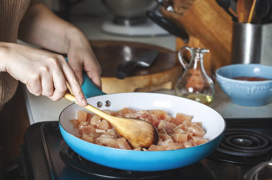 „Voi cumpăra mai puțină”. Cea mai ieftină carne din magazine se tot scumpește. Cu cât a crescut prețul la carnea de pui în ultimul an