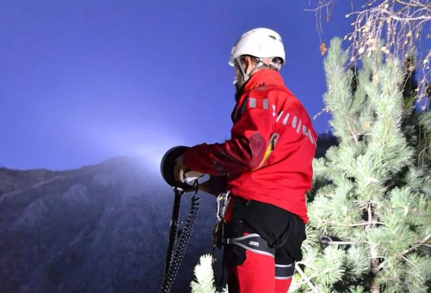 VIDEO Intervenție a salvamontiștilor, cu un elicopter, pentru o femeie care a căzut 15 metri într-o râpă din Retezat