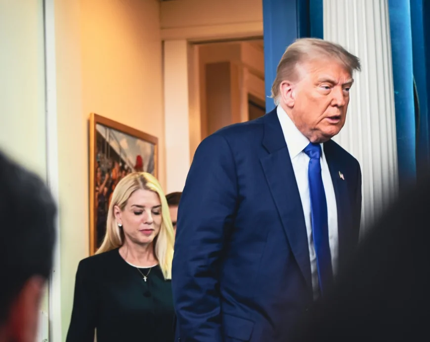 Trump îi ia apărarea procurorului general Pam Bondi în scandalul Epstein. „Suntem o echipă, MAGA, și nu-mi place ce se întâmplă”