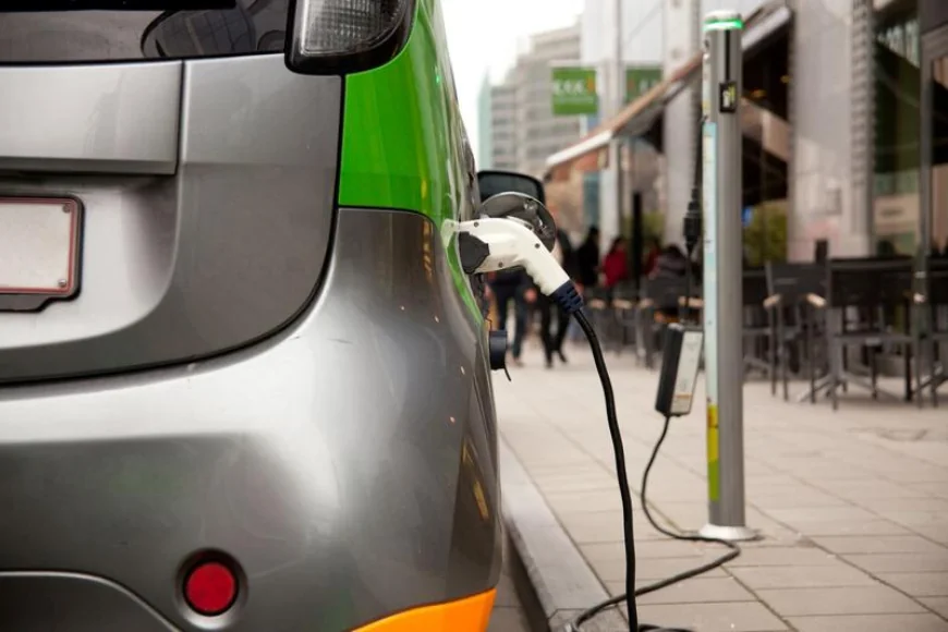 Industria auto își poate reveni la producția dinainte de pandemie doar prin eliminarea mașinilor cu combustie în 2035, susține un studiu al unui grup ecologist