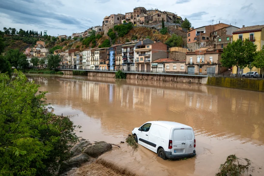 Două persoane sunt date dispărute în urma ploilor torențiale din Catalonia. Circulația feroviară a fost perturbată