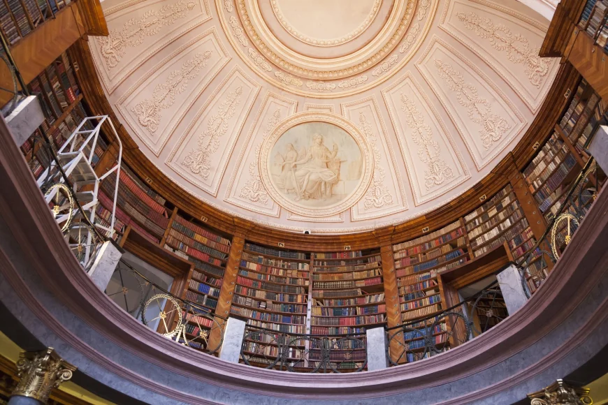 Cea mai veche bibliotecă din Ungaria, fondată înainte ca țara să existe, se luptă să salveze manuscrise neprețuite de o infestare cu insecte