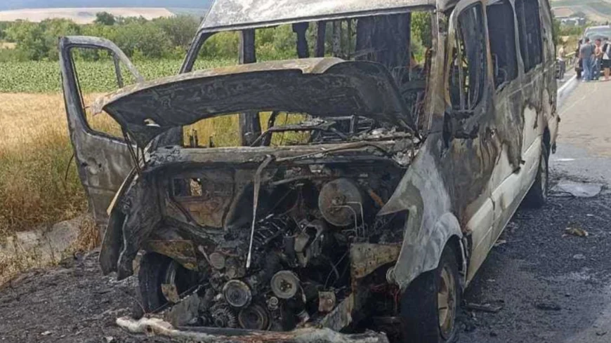 Un microbuz cu pasageri a luat foc în mers, pe DN 29D, în Botoșani. Vehiculul a ars în totalitate