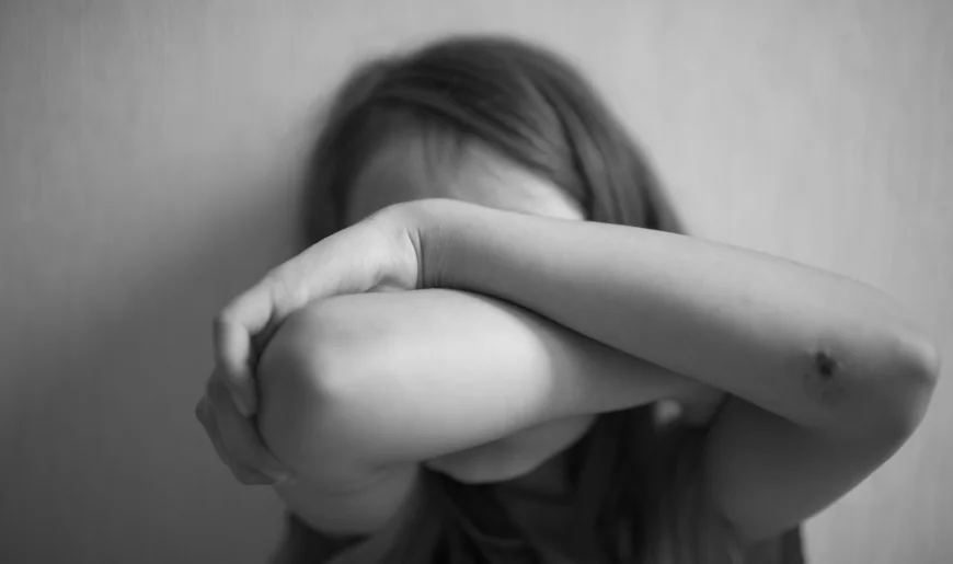 Femeia din Galaţi care şi-a omorât în bătaie fiica de 9 ani a fost condamnată la 28 de ani şi 4 luni de închisoare