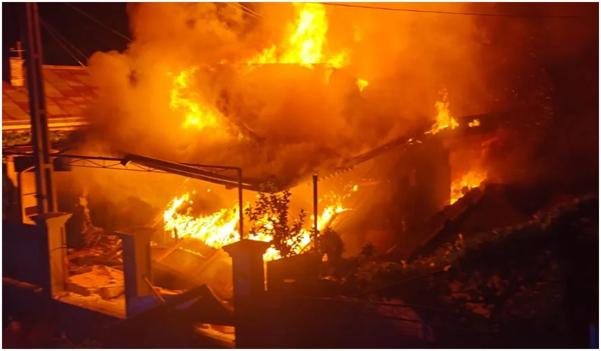 Casă cuprinsă de flăcări după o explozie în Neamț. O femeie a suferit arsuri pe 50% din corp