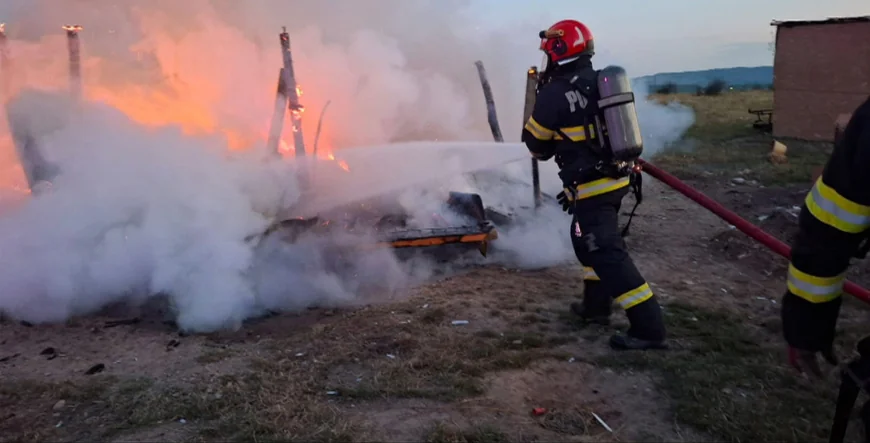 Incendiu devastator în Bihor. Un bebeluș de 8 luni a murit ars de viu, părinții s-au autoevacuat. De la ce a izbucnit focul