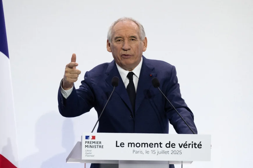 „Un blestem fără ieșire”, spune premierul Franței, care vrea să combată deficitul prin reducerea sărbătorilor legale și impozitarea bogaților. Dar și prin măsuri ca-n România