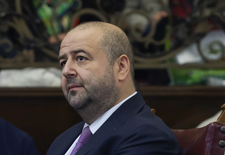 Mihai Busuioc, noul judecător al CCR, echipă cu sora și cumnatul său, angajați la stat, în afaceri imobiliare. O tranzacție cu o firmă offshore le-a adus un profit uriaș