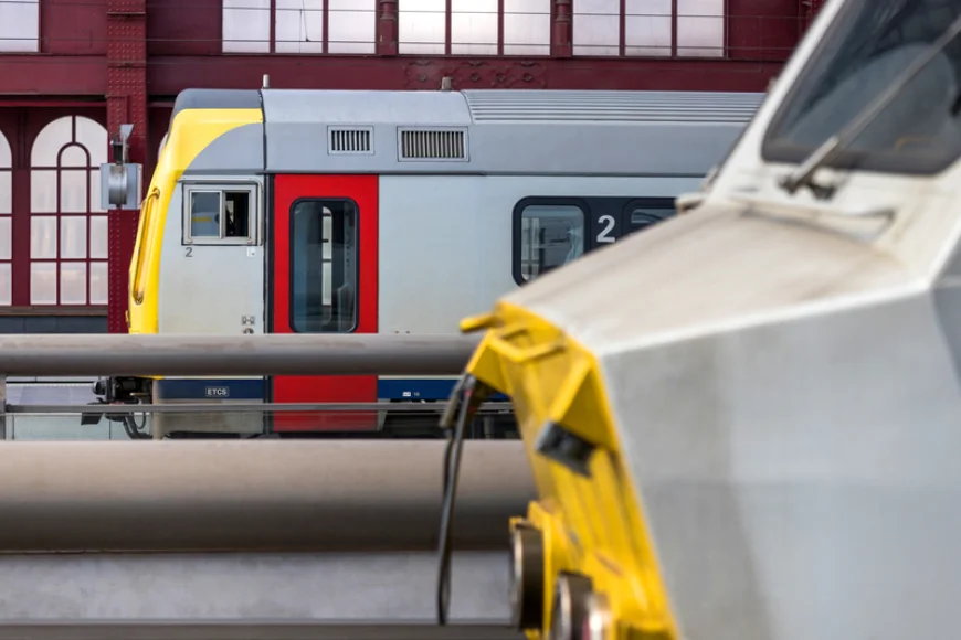Un controlor de tren va fi cercetat de justiția belgiană după ce i s-a adresat unui călător cu cuvântul „bonjour”. Ce lege a încălcat