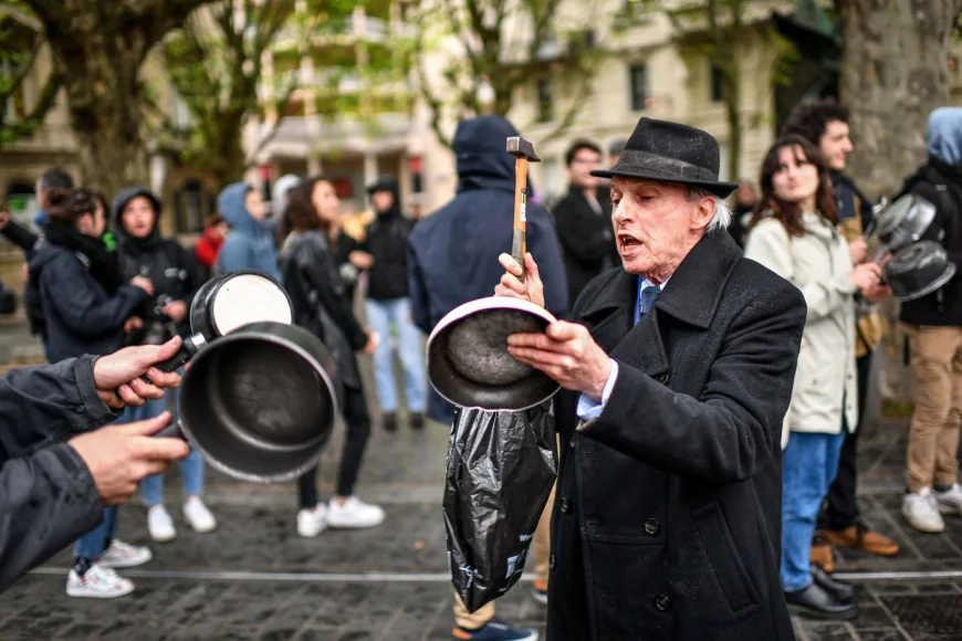 Francezii, revoltați de propunerea premierului de a tăia două zile libere. O măsură similară a mai fost încercată și acum 22 de ani. Ce s-a întâmplat atunci